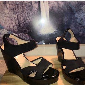 Black cut out Adrienne vittadini wedges size 8M